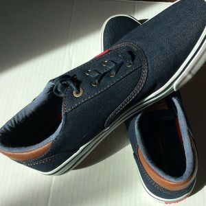 Men Levi’s walking shoes